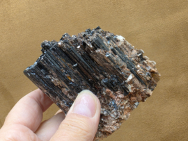 Zwarte toermalijn ruw stuk met gouden mica, hematiet en albiet