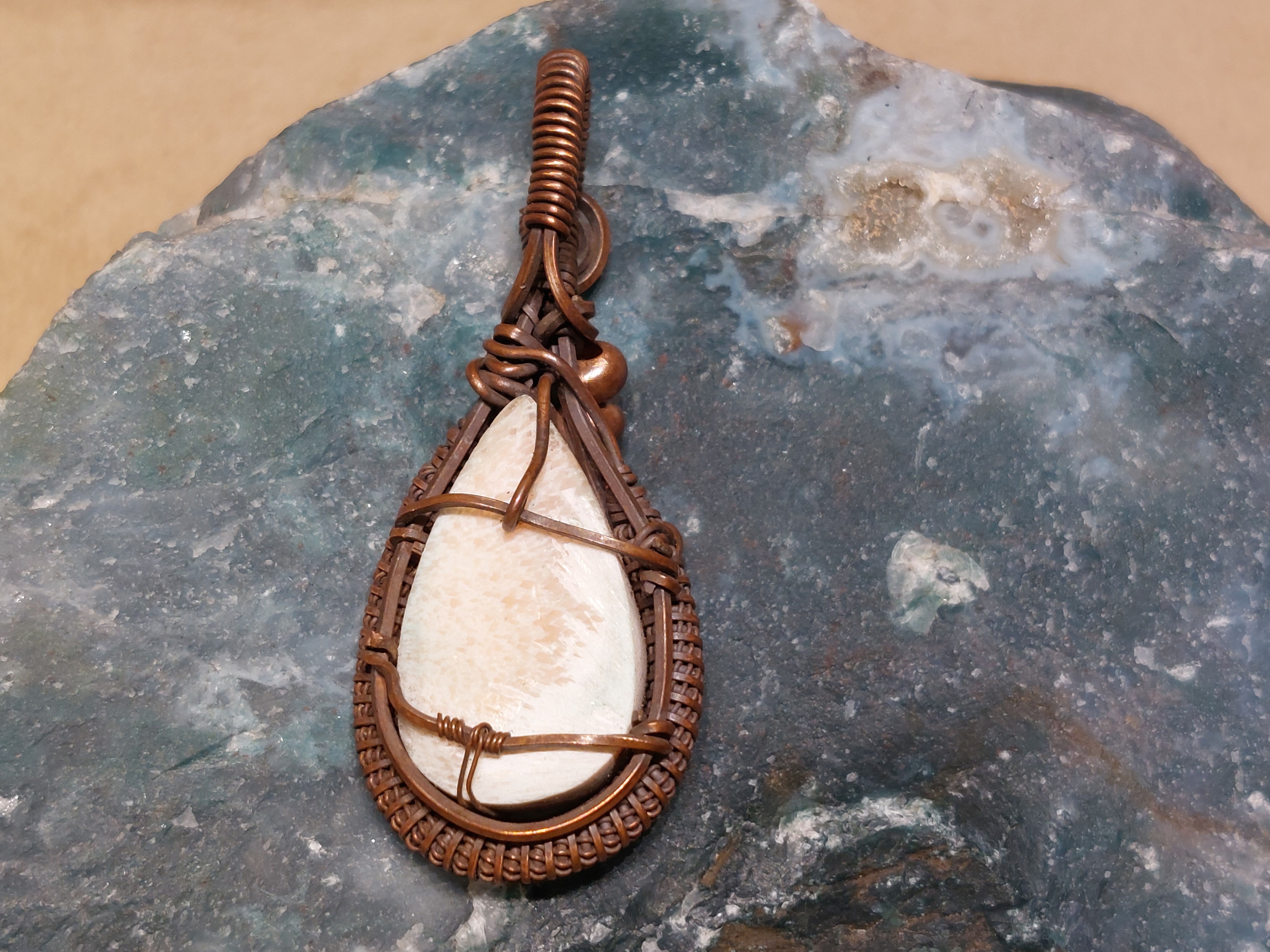 Stilbiet hanger in koperdraad, gewrapped door Karin Keur