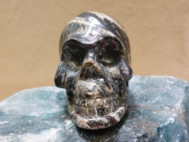 Stichtiet met serpentijn human skull, Australië
