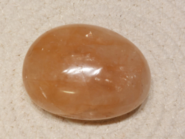 Agnitiet of hematoid kwarts handsteen