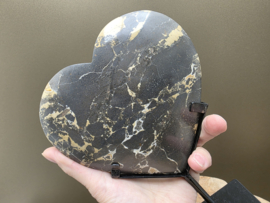 Zwarte jaspis hart uit Indonesie op standaard