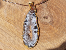 Agaat geode hanger in kneedbaar goud