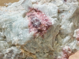Roze toermalijn in blauwe albiet