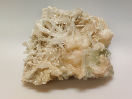 Groene apofylliet met stilbiet en scolesiet