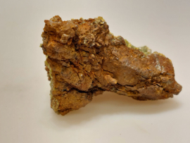 Wulfeniet met groene mimetiet cluster
