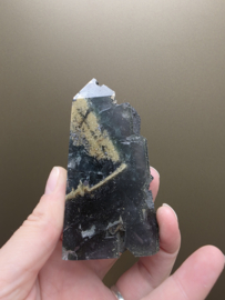 Fluoriet punt met pyriet half ruw, UV-reactief