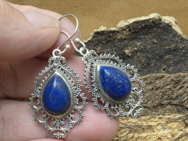 Lapis lazuli oorbellen in zilver