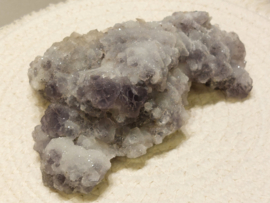 Fluoriet op druzy chalcedoon met calciet, Hunan, China