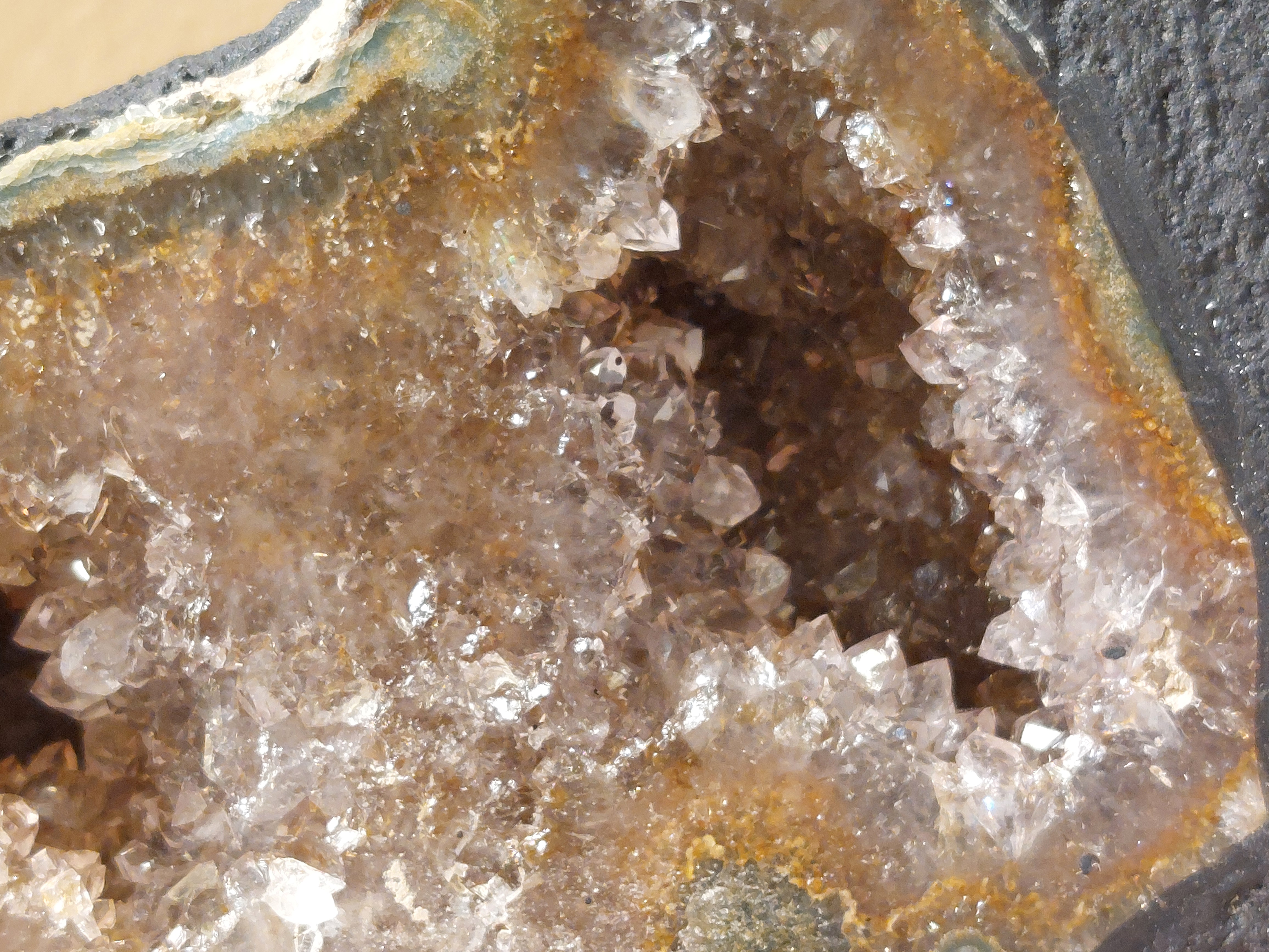 Amethist geode met chlorietinsluitingen