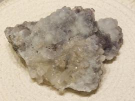 Fluoriet op druzy chalcedoon met calciet, Hunan, China