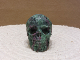 Robijn in zoisiet human skull