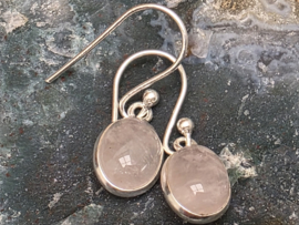 Rozenkwarts oorbellen in zilver