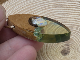 Boulder opaal hanger met walnoot hout en epoxy