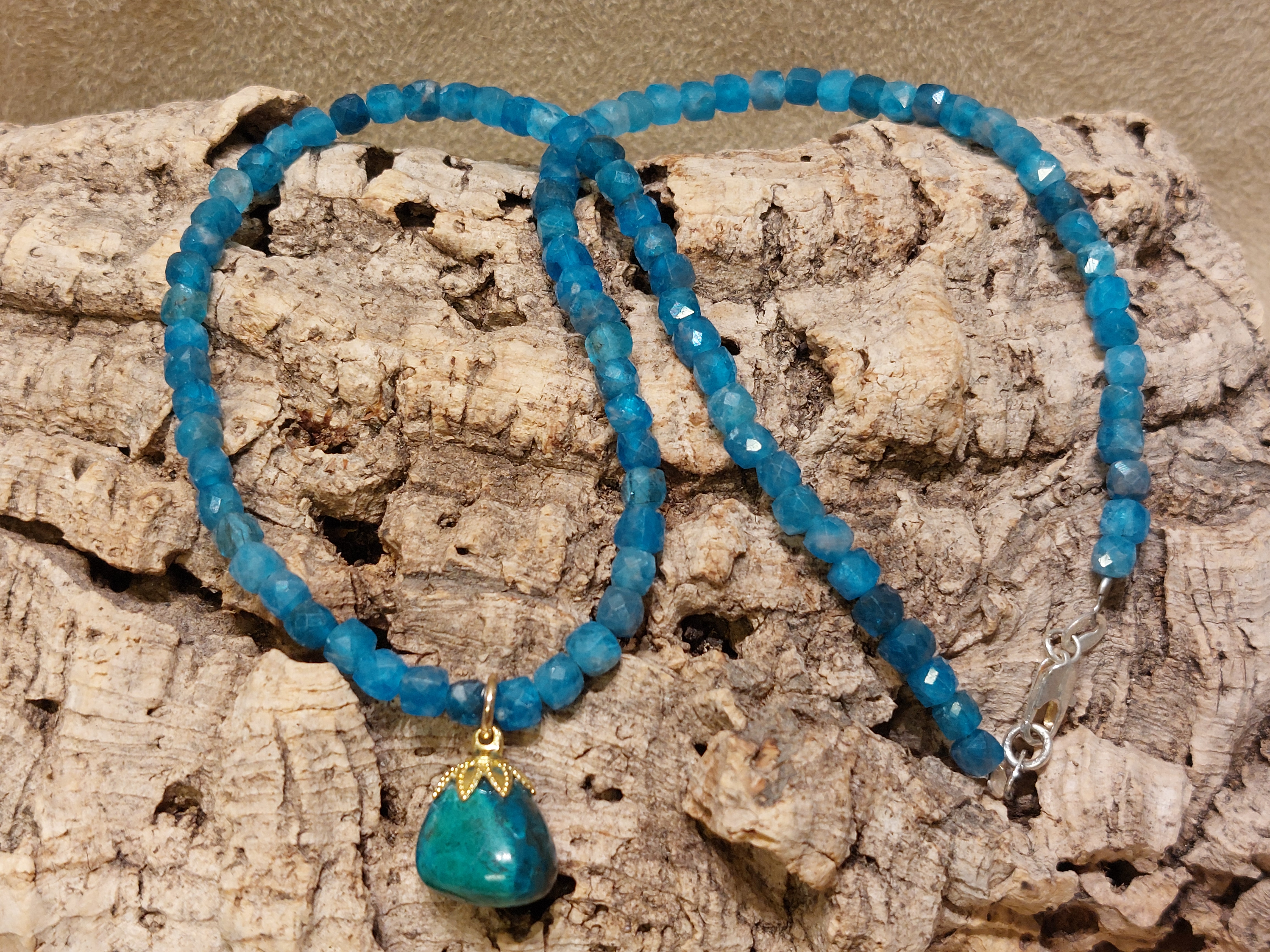 Apatiet ketting met chrysocolla hanger facet geslepen