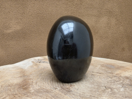 Zwarte toermalijn sculptuur