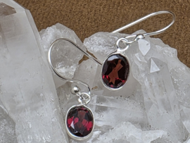 Granaat oorbellen in zilver facet geslepen