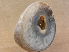 Agaat geode op standaard