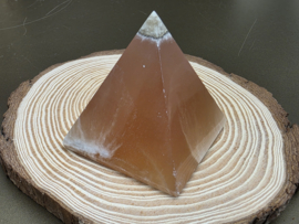 Oranje calciet piramide
