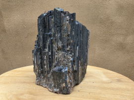 Zwarte toermalijn ruw stuk met gouden mica, hematiet en albiet