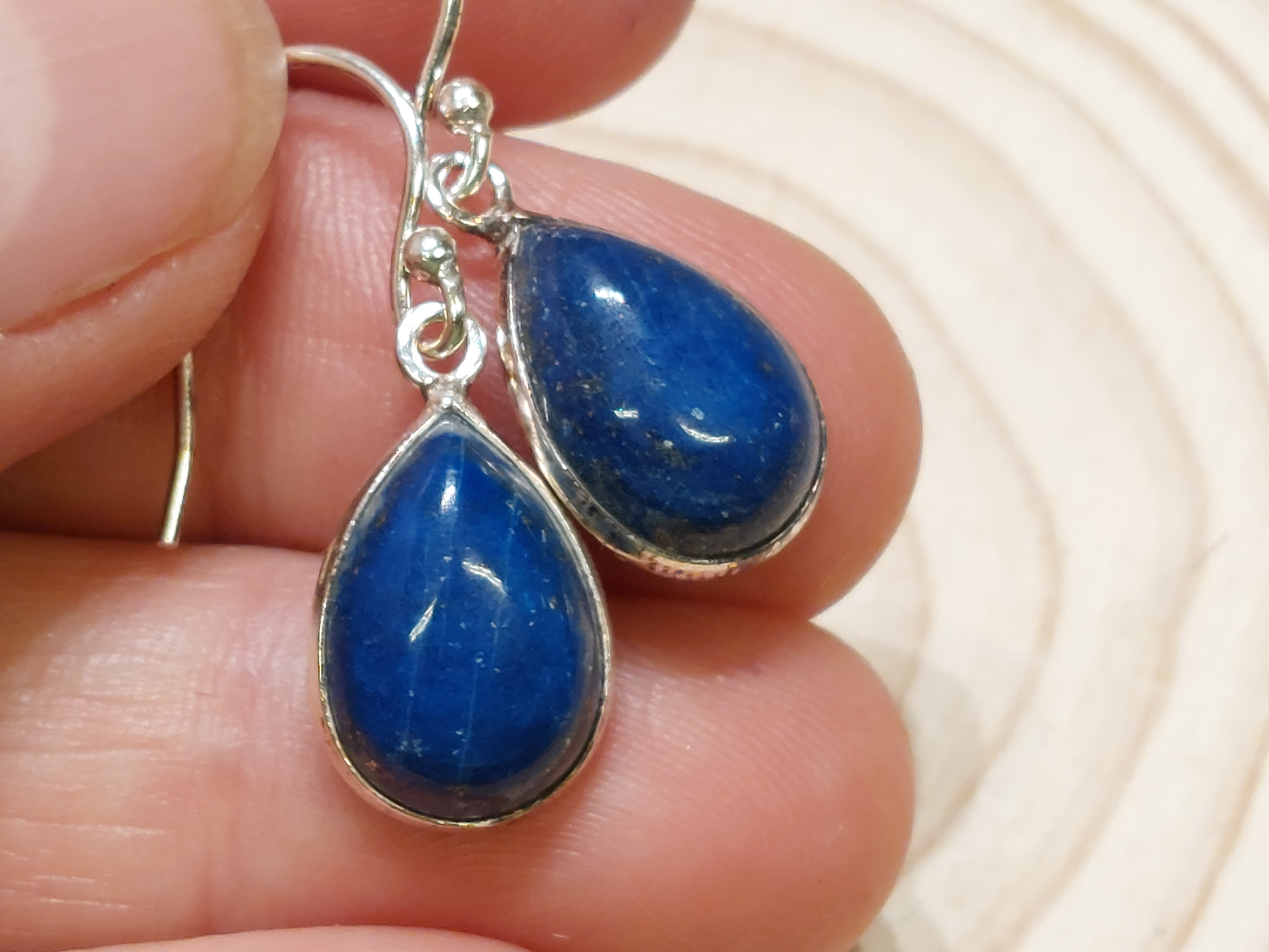 Lapis lazuli oorbellen in zilver