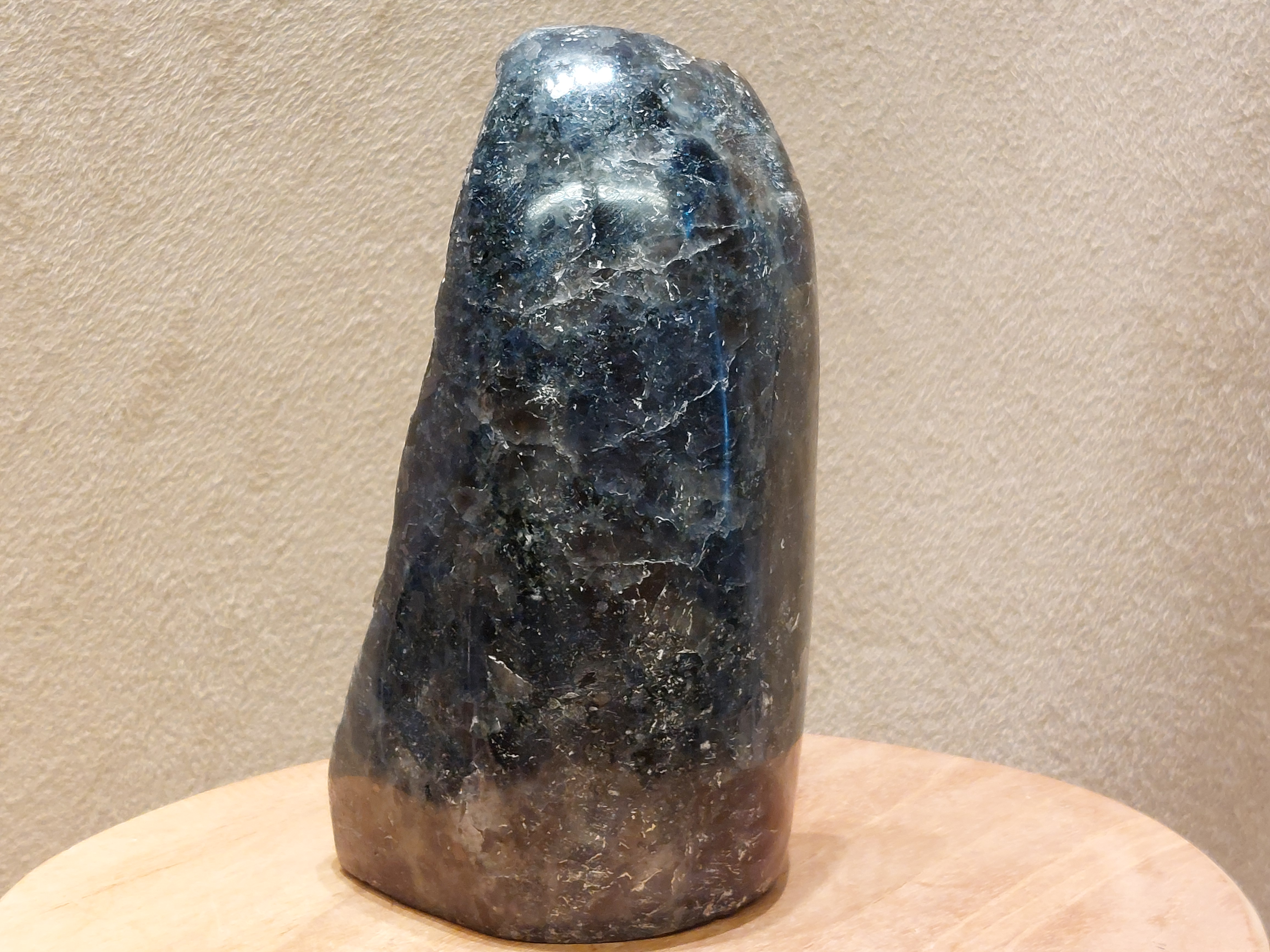 Ioliet sculptuur halfgepolijst