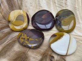 Mookaiet platte steen