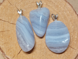 Blauwe chalcedoon/blue lace agaat hanger met zilveren oogje