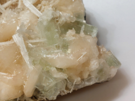 Groene apofylliet met stilbiet en scolesiet