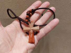 Ketting met rode jaspis kruis