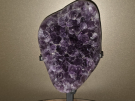 Amethist op standaard uit Brazilië