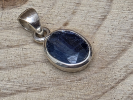 Kyaniet hanger in zilver facet geslepen