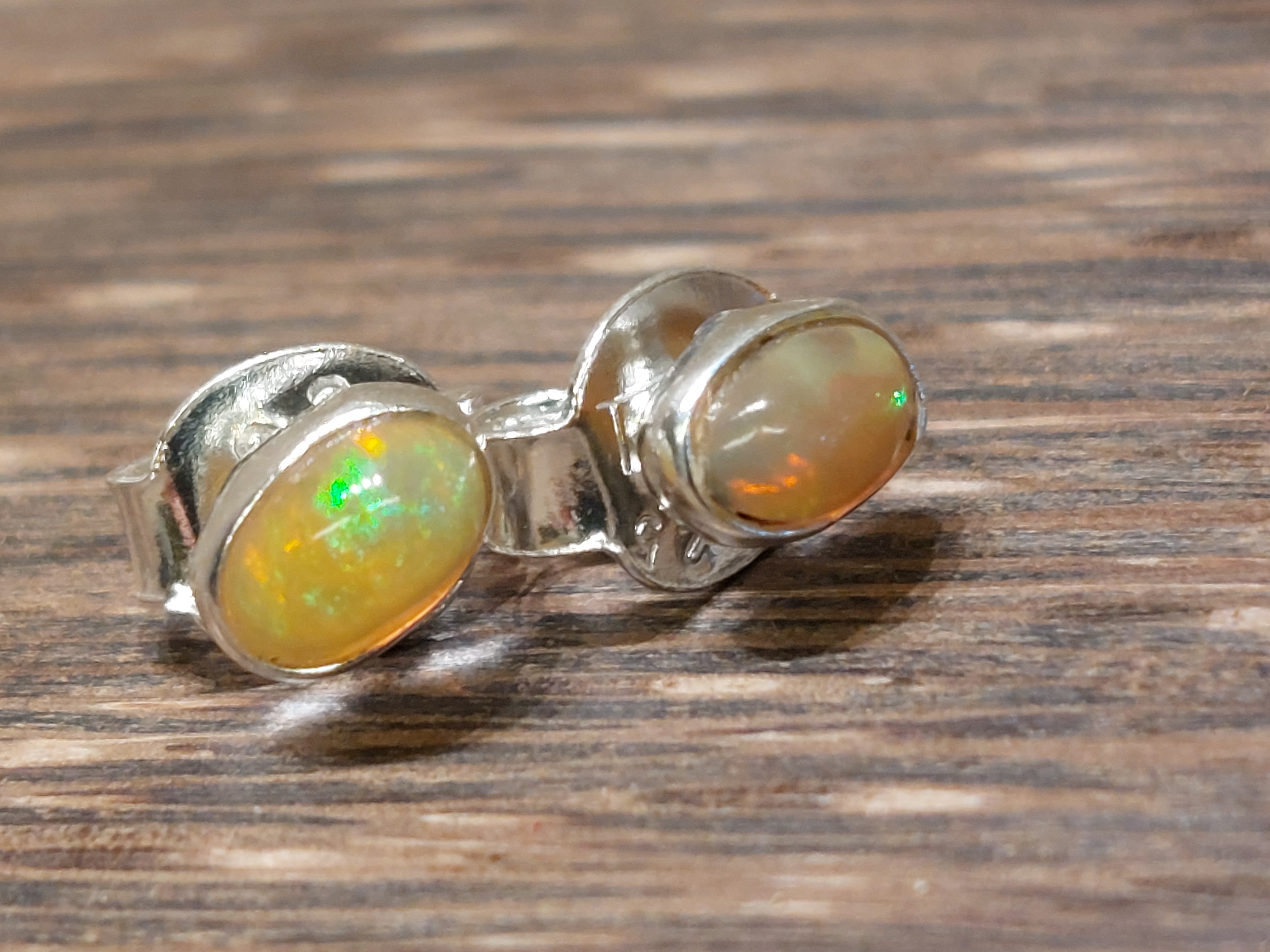 Ethiopisch of welo opaal oorbellen in zilver