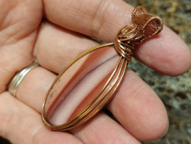Mookaiet hanger in koperdraad, gewrapped door Karin Keur