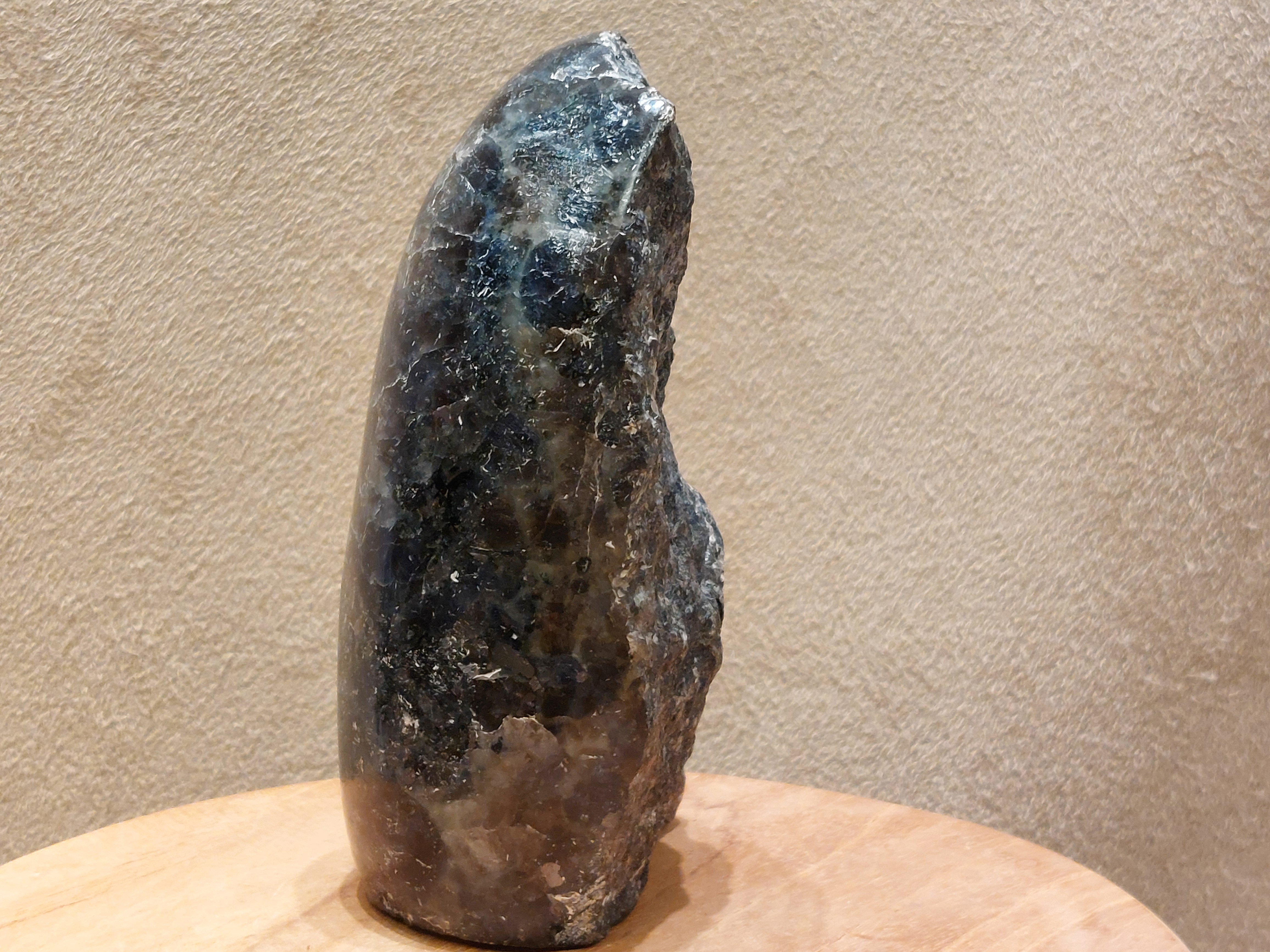 Ioliet sculptuur halfgepolijst