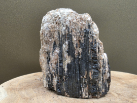 Zwarte toermalijn ruw stuk met gouden mica, hematiet en albiet