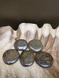 Bronziet platte steen