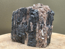 Zwarte toermalijn ruw stuk met gouden mica, hematiet en albiet