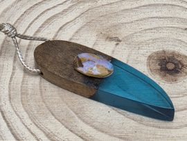 Boulder opaal hanger met walnoot hout en epoxy