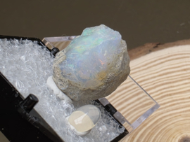 Ethiopisch of welo opaal ruw stukje in doosje met cabuchon