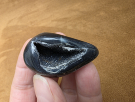 Zwarte agaat ei met geode