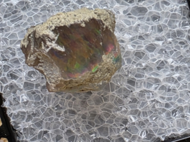 Zwarte opaal of welo opaal ruw stukje in doosje