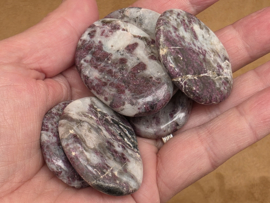 Roze toermalijn in kwarts platte steen