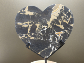 Zwarte jaspis hart uit Indonesie op standaard