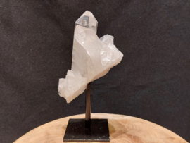 Bergkristal cluster op standaard
