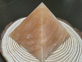 Perzik calciet piramide