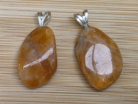 Vuurcalciet hanger met zilveren oogje