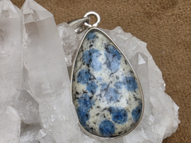 Azuriet van de K2 hanger in zilver