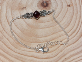Granaat in zilveren armband