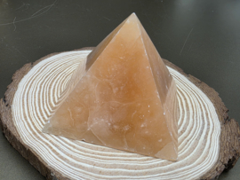 Perzik calciet piramide