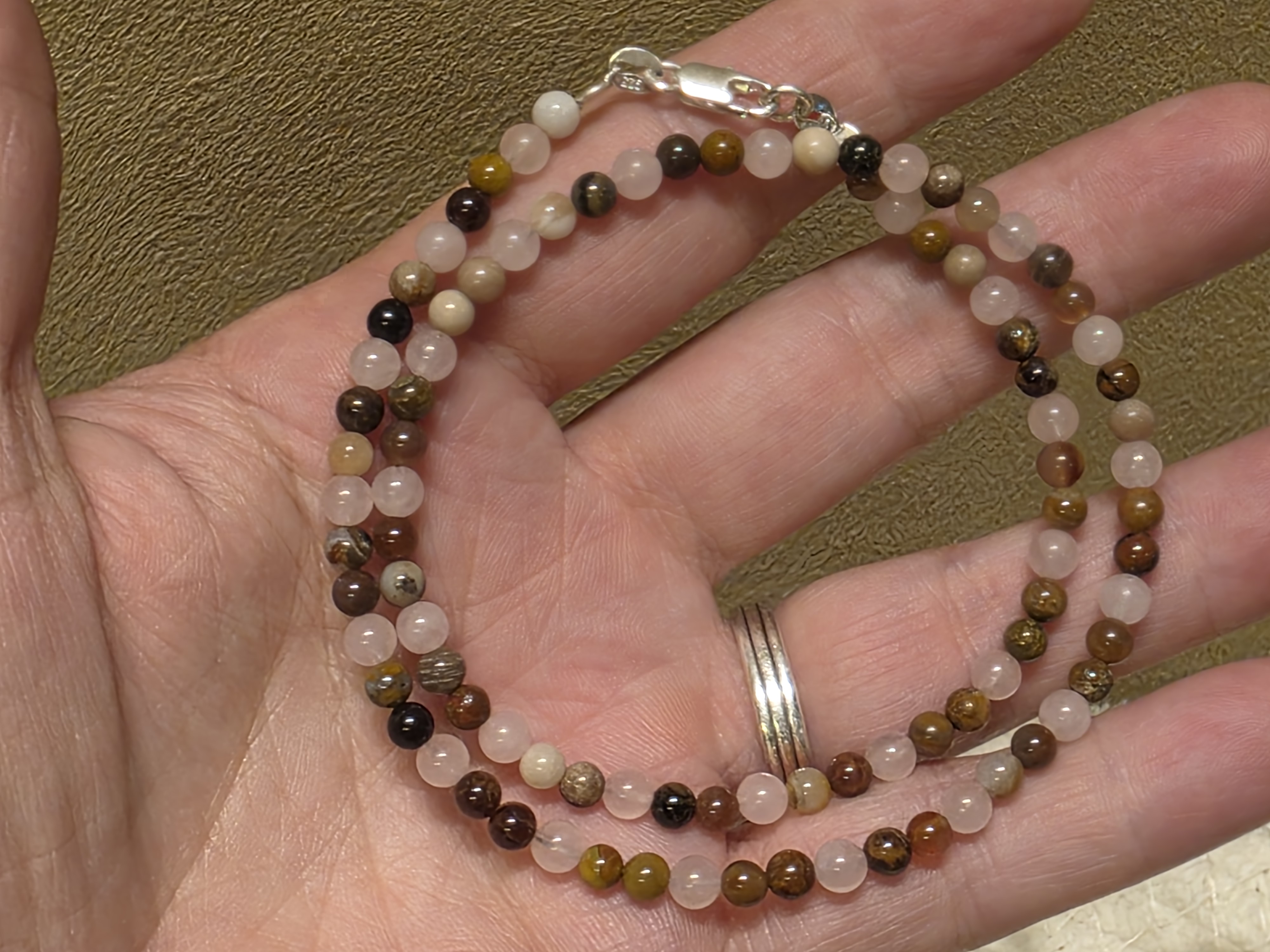 Versteend hout met rozenkwarts ketting